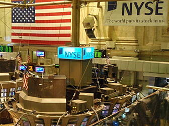 Dow Jones plummets over 1000 p...